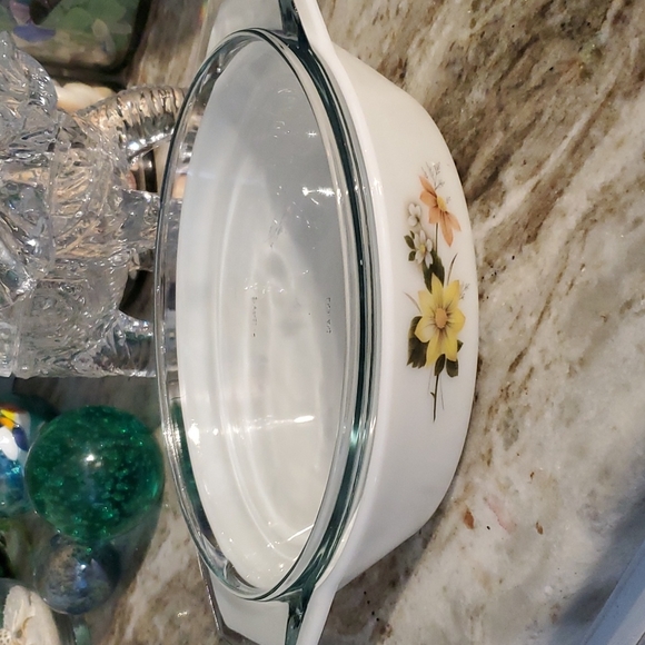 Pyrex dish with lid..AUTOMM GLORY great condition